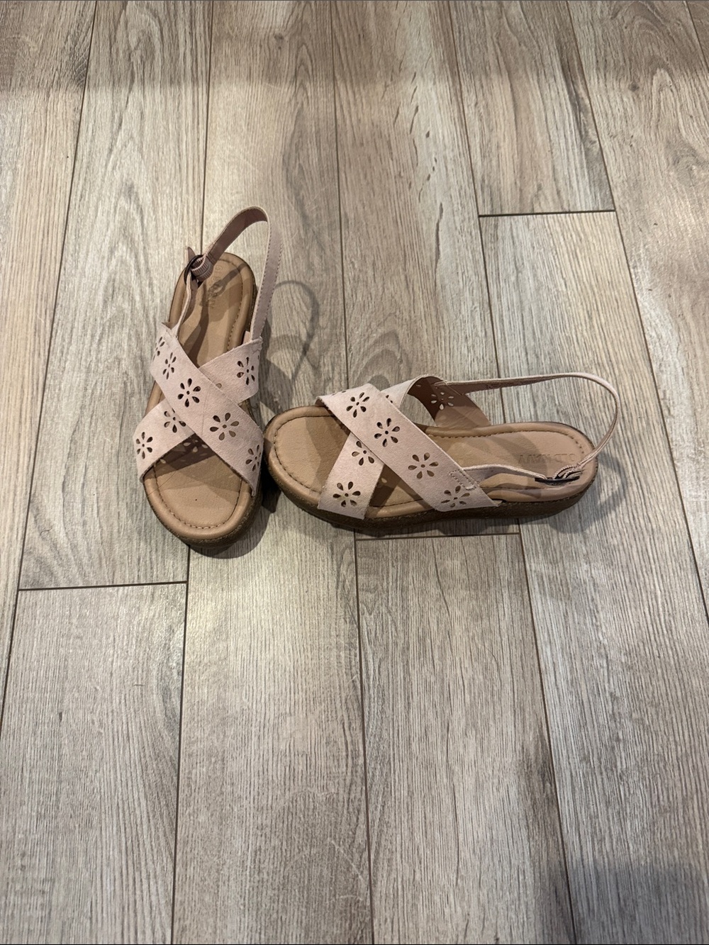EUC Girl’s Old Navy Floral Cutout Sandals